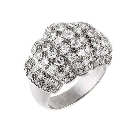 ANELLO IN ORO BIANCO E DIAMANTI a fascia bombata a settori digradanti...