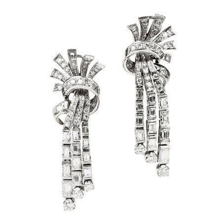 PAIO DI ORECCHINI PENDENTI IN PLATINO E DIAMANTI realizzati a clip in platino...