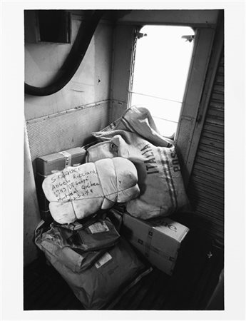 Mimmo Jodice Pacchi per gli emigranti 1980

Stampa fotografica vintage alla gela