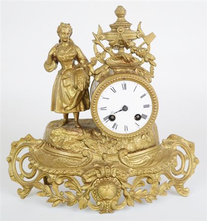 PENDOLA DA TAVOLO IN ANTIMONIO DORATO E CESELLATO Francia secolo xIx...