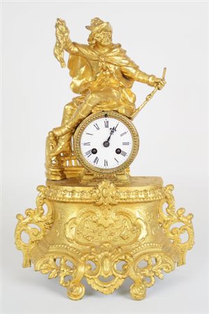 PENDOLA DA TAVOLO IN ANTIMONIO DORATO E CESELLATO Francia secolo xIx al...