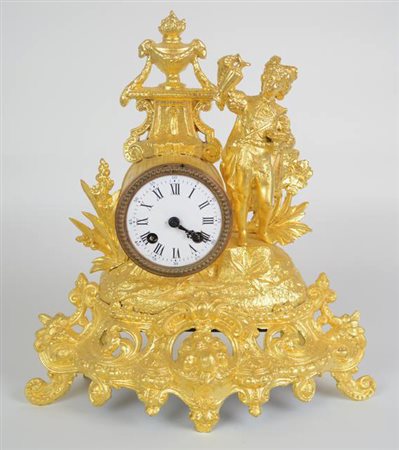 PENDOLA DA TAVOLO IN ANTIMONIO DORATO E CESELLATO Francia secolo xIx...