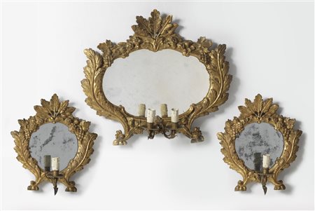 MANIFATTURA ITALIANA DEL XVIII SECOLO  Gruppo di tre specchiere scolpite e dorate a motivi fogliacei.