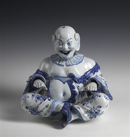 MANIFATTURA DI DELFT DEL XVIII SECOLO  Rara statuetta di Magot sorridente in porcellana bianco blu.