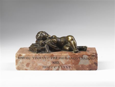 MANIFATTURA ITALIANA DEL XIX SECOLO  Putto dormiente in bronzo.