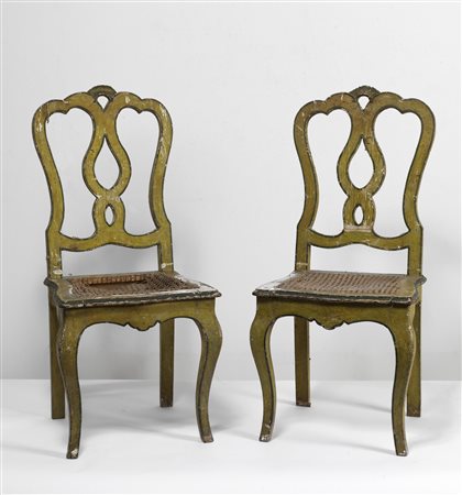 MANIFATTURA VENEZIANA DEL XVIII SECOLO  Coppia di sedie in legno laccato.