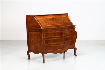 MANIFATTURA DEL XVIII SECOLO  Cassettone a tre cassetti a ribalta, mosso sul fronte e i fianchi radicato e filettato, gambe mosse.