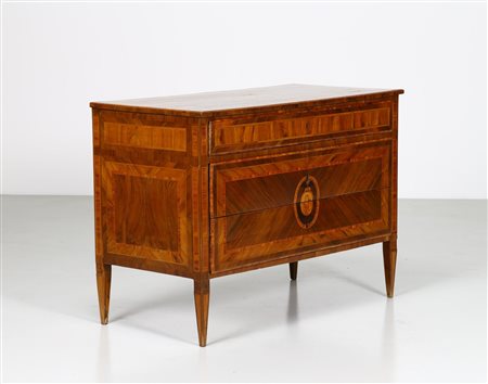 MANIFATTURA LOMBARDA DEL XVIII SECOLO  Cassettone a tre cassetti in noce intarsiato in legni di essenze pregiate, fronte e fianchi dritti, decori figurativi entro riserve circolari sul fronte e il piano, gambe troncopiramidali.