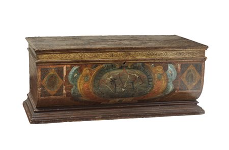 MANIFATTURA TOSCANA DEL XV SECOLO  Cassone nuziale in gattice realizzato a foggia di urna e dipinto in policromia, lievemente bombato centrato da stemma gentilizio. .