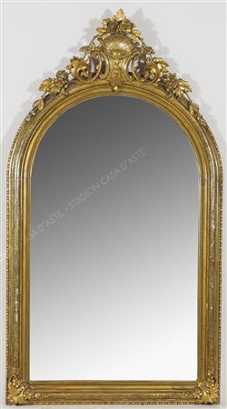 Specchio in legno dorato con cimasa scolpita. cm. 142x80.