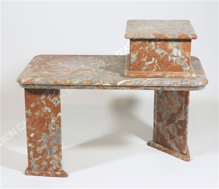 Tavolino basso in marmo con alzata. cm. 62x80x45.