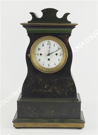 Orologio da tavolo con cassa in legno dipinto a motivi floreali. XIX secolo....