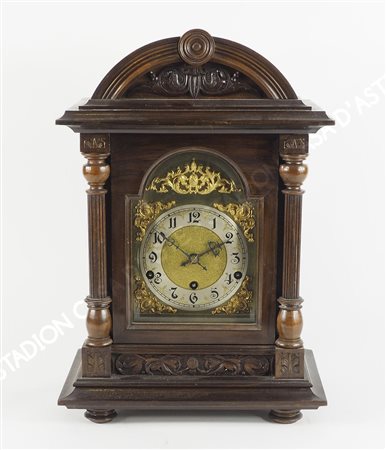 Orologio da tavolo in legno con colonnette, quadrante in metallo dorato....