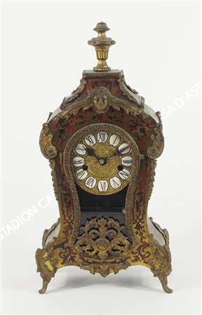 Orologio da tavolo a lavorazione boulle con quadrante a numeri romani. H. cm....