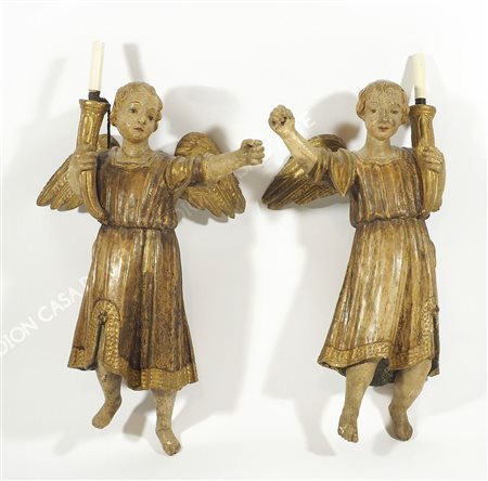 Coppia di angeli in legno scolpito, trasformati a lampade. XVIII secolo. H....