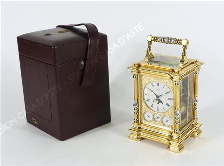 La Vallee: pendoletta da tavolo in ottone dorato. Entro custodia originale....