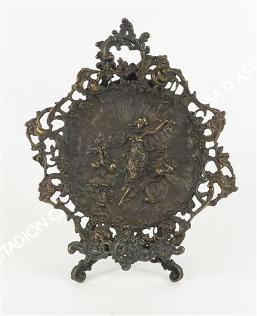 Piatto in bronzo sbalzato su piedistallo in bronzo. H. tot cm. 40.