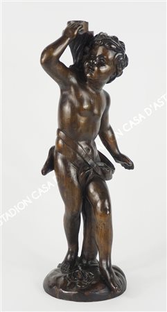 Scultura in legno scolpito raffigurante putto portacero. H. cm. 51.