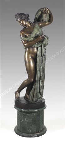 Grande scultura in bronzo a più colori raffigurante donna con drappo. Su base...