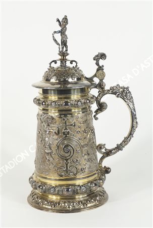 Grande boccale in metallo argentato sbalzato a motivi floreali, medaglione...