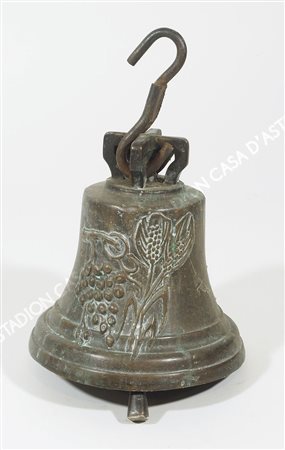 Antica campana in bronzo lavorata a sbalzo con figure di animali. H. cm. 32.