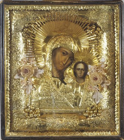 Grande icona dipinta su tavola raffigurante Madonna con bambino, riza in...