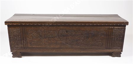 Cassapanca in legno con fronte intagliato a motivi floreali. cm. 48x146x46.