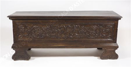 Cassapanca in legno con fronte scolpito a motivi floreali e stemma centrale....