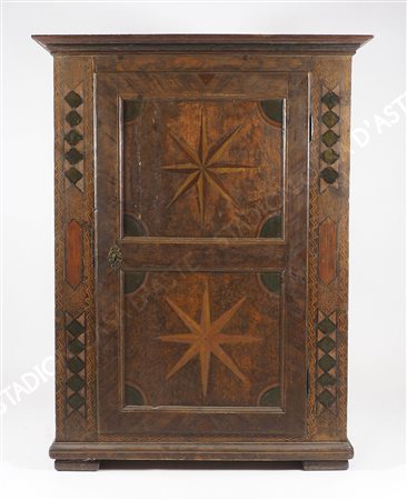 Armadio "trentino" in legno riccamente dipinto con anta centrale. cm....