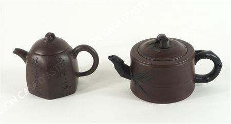 Lotto di 2 teiere in terracotta decorate a motivi orientali, entrambi con...