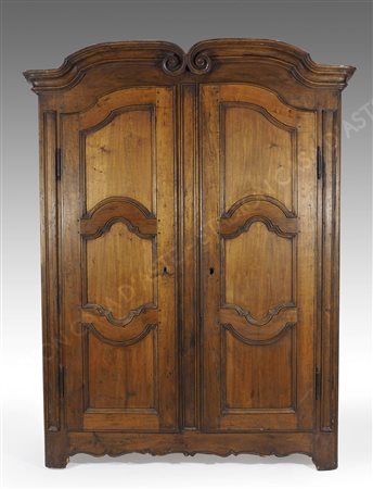 Grande armadio in legno a 2 ante scolpite. Inizio XIX secolo. cm. 207x155x58.
