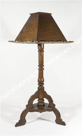 Grande leggio da terra in legno scolpito. XIX secolo. H. cm. 165.