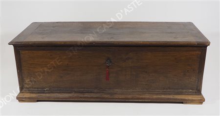 Grande cassapanca in legno. cm. 57x164x68.