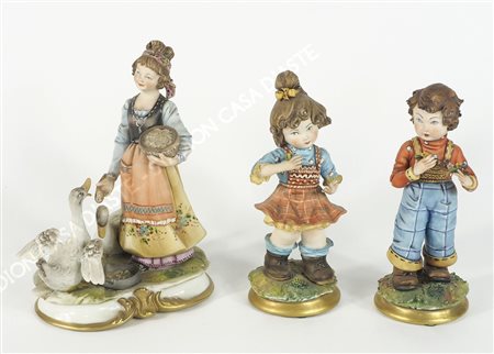Lotto di 3 statuine in porcellana policroma. H. max cm. 19,5.