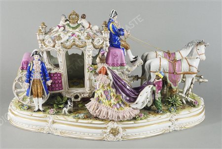 Gruppo in porcellana policroma raffigurante matrimonio con carrozza e...