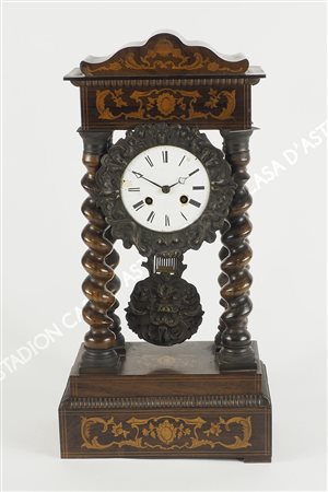 Orologio da tavolo in legno con colonnette a torciglione, quadrante con...