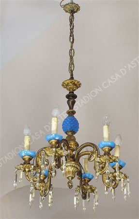 Lampadario in bronzo dorato e vetro blu a 6 luci con pendenti in cristallo....