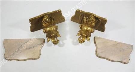 Paio di mensole da parete in legno dorato scolpito, piano in marmo chiaro. H....
