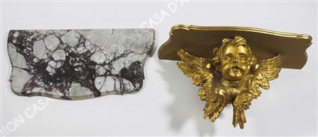 Piccola consolle da parete in legno dorato scolpito con piano in marmo. cm....