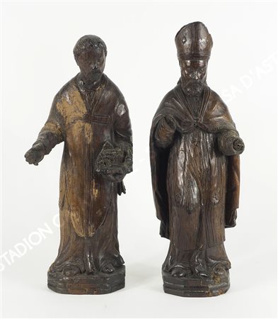 Lotto di 2 sculture in legno scolpito raffiguranti Santi. H. cm. 52.