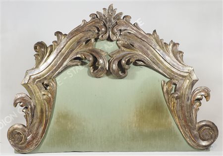 Grande testiera di letto in legno scolpito a volute, costruita da elementi...