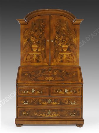 Trumeau a doppio corpo in legno con decori floreali, parte inferiore a 4...