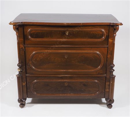 Cassettone in legno a 3 cassetti con piano mosso. cm. 84x96x48.