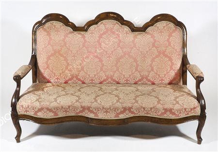 Divano a tre posti con schienale mosso. Lung. cm. 155.