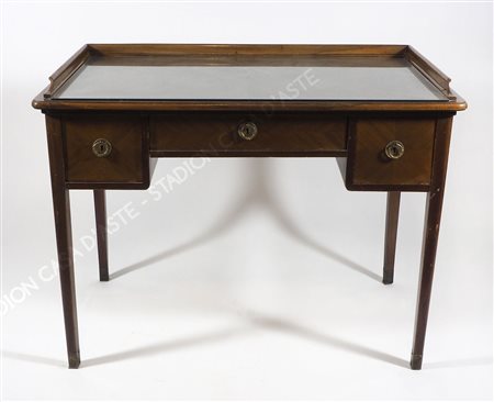 Scrittoio in legno a 3 cassetti. cm. 84xx110x68.