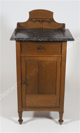 Comodino con anta e cassetto, piano in marmo e alzata.