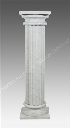 Colonna in marmo bianco lavorata a scanalature verticali. H. cm. 105.