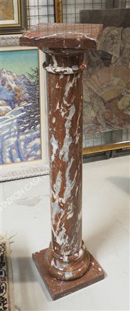 Colonna in marmo rosso. H. cm. 97.