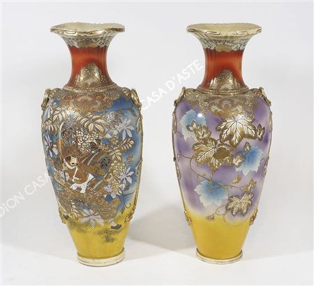 Coppia di grandi vasi in ceramica polcroma decorati a motivi orientali. H....