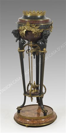 Grande bruciaprofumi da terra in ferro lavorato con teste maschili e marmo,...